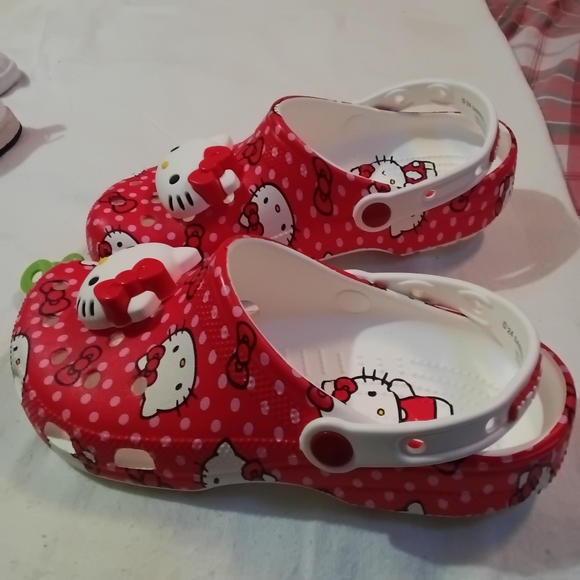 New With Tags Hello Kitty Red Polka Dot Crocs Size Womans 8 / Men's 6 - Picture 5 of 6